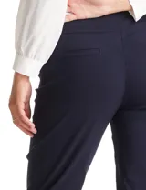 Pantalón sastrero de corte recto y entallado, con nervadura central vertical que estiliza la silueta. Cuenta con cintura ancha de soporte, panel de malla interna para control abdominal y bolsillos posteriores simulados.