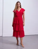 Vestido blanco de gasa con capas, marca Julia Jordan. Escote en V, manga corta con volados, corte en cintura y abertura central en espalda con cierre invisible.