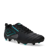 Championes de fútbol Umbro modelo Vision HG, color negro con detalles en turquesa. Presentan un diseño con costuras en la puntera para mayor control y suela con tapones para superficies firmes.