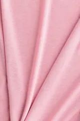 Remera de punto suave, color rosado, con cuello redondo y mangas largas. Presenta un corte entallado y bajo recto.