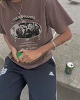 Remera oversize marrón con efecto lavado, manga corta y estampa frontal en blanco y negro de la serie The Sopranos.