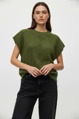 Chaleco verde de acrílico sin mangas, con cuello redondo y diseño de punto trenzado.