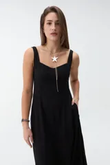 Vestido midi negro con escote cuadrado, tirantes anchos y falda de corte acampanado.