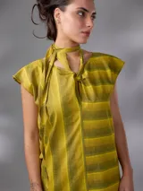 Vestido corto de lino y algodón color amarillo mostaza con diseño a rayas horizontales, escote en V y lazos para anudar en la cintura.