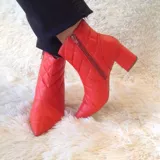 Botín de cuero celeste con diseño capitoné y taco cuadrado.