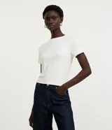 Blusa básica de cuello redondo y manga corta con detalle de dobladillo, confeccionada en tejido de viscosa con elastano.