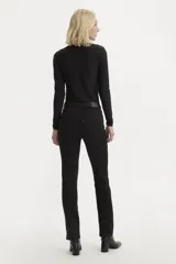 Jeans negros de tiro alto, ajustados en cadera y muslos, con diseño de pierna recta y cierre en bragueta.