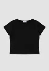 Remera blanca de corte crop, cuello redondo y mangas cortas.