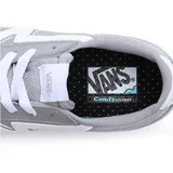 Championes Vans modelo Lowland de diseño urbano, color gris con detalles en blanco. Presentan una combinación de materiales textiles y sintéticos, con el icónico logo lateral de la marca y suela de goma blanca.