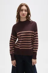 Polera de punto con diseño a rayas horizontales en contraste, cuello alto y mangas largas con puños ajustados.