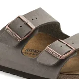 Sandalias Birkenstock modelo Arizona en color gris, con dos tiras ajustables con hebillas metálicas y plantilla de corcho anatómica.
