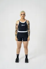 Musculosa deportiva negra con doble tela y logo Hermod estampado en blanco.