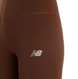Calza deportiva de tiro alto color marrón, con ajuste ceñido y logo reflectivo de la marca en la pierna. Confeccionada en tejido suave y flexible con tecnología de secado rápido.