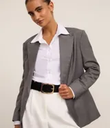 Cinturon de material sintetico negro de ancho mediano con hebilla metalica cuadrada de diseño clásico y elegante.