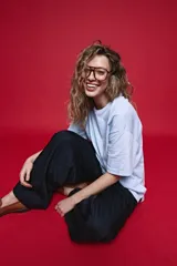Remera de algodón con corte boxy fit, silueta amplia, hombros caídos y aberturas laterales.