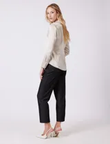 Camisa de satén color verde oliva, con cuello clásico, cierre frontal con botones metálicos y mangas largas con puños abotonados.