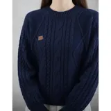 Buzo de manga larga color azul marino con diseño de tejido trenzado, cuello redondo y puños y ruedo elásticos acanalados.