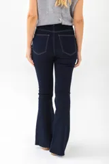 Jean de mujer color negro, tiro alto, de corte recto y largo completo.