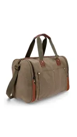 Bolso de lona color verde oliva con detalles en cuero marrón. Tiene apertura superior con cierre, bolsillos tipo guantera al frente, bolsillos interiores y amplios bolsillos laterales con cierre. Incluye doble correa de mano con agarradera forrada y correa larga desmontable y regulable.