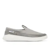 Zapatilla tipo slip-on Columbia, confeccionada en una combinación de lona y ante color gris. Presenta suela blanca de tecnología Omni-GRIP LT, diseño náutico casual y etiqueta lateral de la marca.