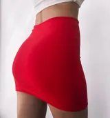 Minifalda negra de crepe, tiro alto, corte ajustado y tajo lateral.