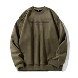 Buzo oversize de tela tipo gamuza suave en color verde militar, con cuello redondo, mangas largas y estampa frontal con el texto "Magisterial Master THE YOUTH".