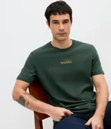 Remera de algodón color verde oscuro, con cuello redondo y bordado frontal con la palabra 'SAMBA' en color amarillo y cinco estrellas pequeñas en color verde.