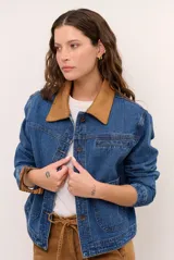Chaqueta de jean azul de corte recto, con cuello camisero de gamuza marrón claro, cierre frontal con botones, bolsillos aplicados y costuras pespunteadas a contratono.