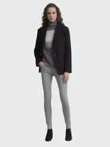 Pantalón de jean skinny color gris, con bolsillos delanteros y traseros.