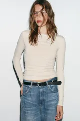 Camiseta de manga larga con cuello redondo y corte ajustado, confeccionada en tejido de mezcla de algodón suave.