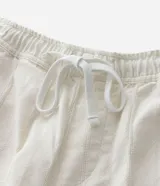 Bermuda de playa para hombre, de corte recto y color verde menta, confeccionada en algodón texturizado con diseño de rayas sutiles. Cuenta con cintura elástica con cordón de ajuste, bolsillos laterales y diseño sin estampas.