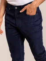 Pantalón de corte regular confeccionado en pana color marrón, con cierre de botón y cremallera, y bolsillos laterales y traseros.