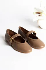 Ballerinas color marrón con correa sobre el empeine y hebilla dorada.