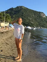 Remera blanca de corte boxy con costuras en color contrastante y un bordado de estrella en el frente.