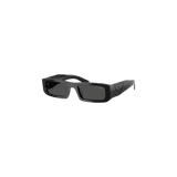 Lentes de sol Prada modelo Pr D09sd, con armazón rectangular de acetato negro y micas oscuras. Cuenta con el logotipo triangular de la marca en las patillas.