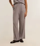 Pantalón wide leg de chenille color gris, con cintura elástica, trabillas para cinturón y flecos verticales.