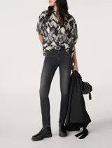 Camisa de manga corta con estampado abstracto en tonos blanco, negro y gris.