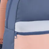Mochila Puma Phase Color Block, azul con detalles en salmón y blanco. Logo de Puma estampado en el frente.