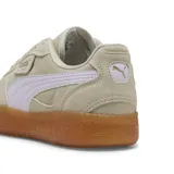 Championes Puma Palermo Moda Xtra Gum color arena con detalles en blanco y suela de goma color caramelo.