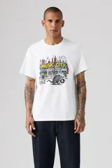 Remera blanca Levi's de corte relajado, con cuello redondo, mangas cortas y estampa frontal colorida con la leyenda 'Music City' y diseño de ciudad con un animal sosteniendo un disco de vinilo.