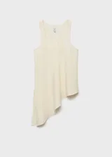 Top blanco de tejido fluido con cuello en V, tirantes anchos y bajo asimétrico con aberturas laterales.