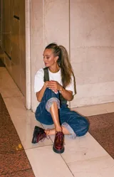 Zapatos tipo wallabee de cuero metalizado en tono peltre, con cordones negros y suela track de goma negra con plataforma.