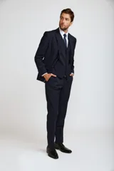 Traje completo de tres piezas en color azul marino, compuesto por saco entallado, chaleco abotonado y pantalón de vestir de corte recto.