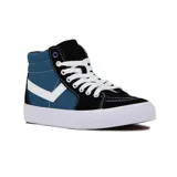 Championes de caña alta estilo skate, con combinación de paneles en color negro y azul marino, detalle de logo lateral en blanco, cordones blancos y suela de goma vulcanizada.