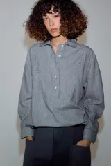 Camisa ZW Collection de cuello solapa y manga larga, con estampado de rayas verticales en tonos azul y blanco. Presenta costuras a contraste en el delantero y cierre frontal con botones.