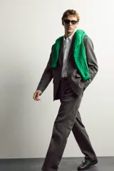 Blazer regular fit de Zara, confeccionada en tejido con mezcla de lana y lino en color gris oscuro con efecto jaspeado. Presenta cuello con solapas de muesca, manga larga con botones en los puños y un cierre frontal de un botón. Incluye bolsillos con solapa en la cadera, un bolsillo de vivo en el pecho y aberturas en la parte trasera.
