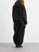 Campera de polar con capucha, cierre frontal completo, bolsillos laterales y puños elásticos. Diseño de corte holgado y textura suave.