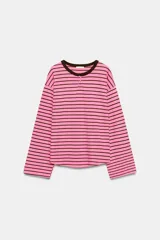 Camiseta estilo panadera de manga larga, con diseño a rayas horizontales en color rosado y marrón. Presenta cuello redondo con ribete marrón a contraste y cierre frontal parcial con tres botones pequeños.