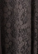 Vestido largo de encaje con diseño entallado, cuello redondo, sin mangas y forro interior.