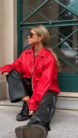 Campera de cuero sintético color rojo, con cierre frontal, cuello camisero y puños elásticos.